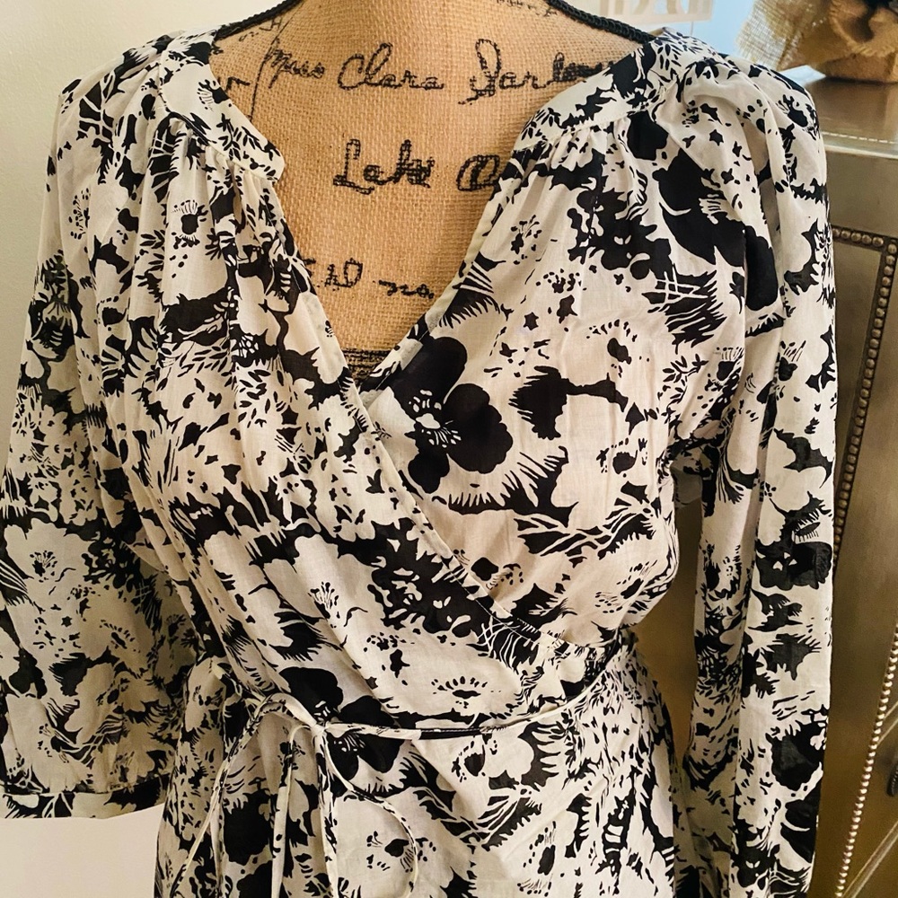 RALPH LAUREN BLACK & WHITE WRAP BLOUSE